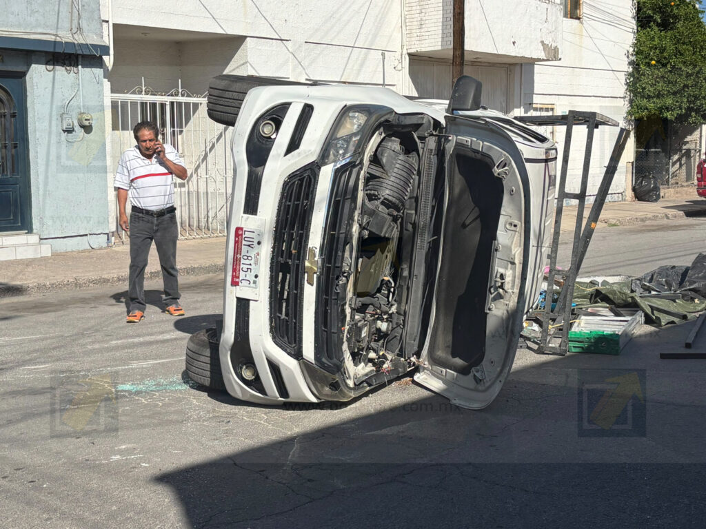 Camioneta vuelca tras ser impactada por un urbano en el Centro; dos lesionados