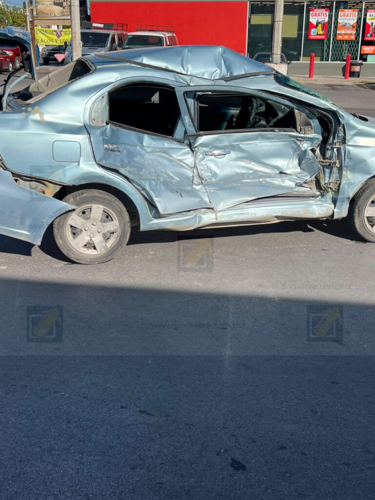 Choca urbano contra conductora en la avenida Zarco; se le atravesó