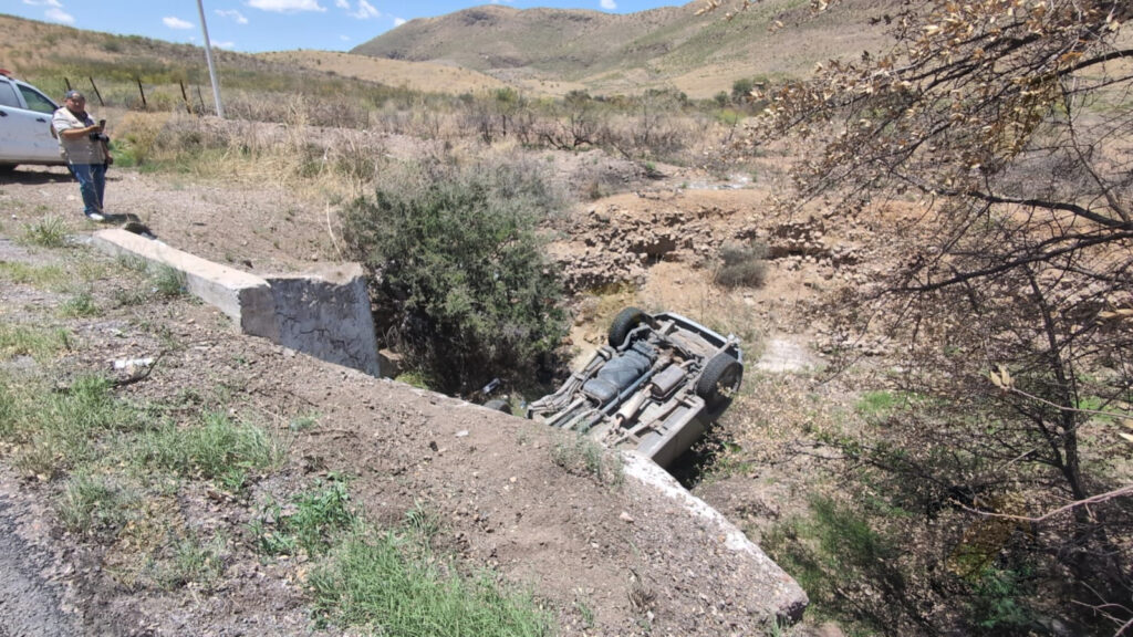 Conductora sale del camino y cae en arroyo seco de las Curvas del Perico