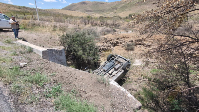 Conductora sale del camino y cae en arroyo seco de las Curvas del Perico