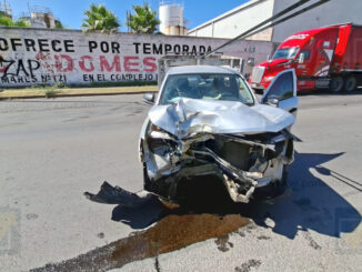 Joven resulta lesionado tras impactar su pickup contra luminaria en la vialidad Los Nogales