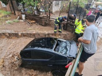 Lluvias provocan tragedia: Muere conductor en su vehículo arrastrado por la corriente
