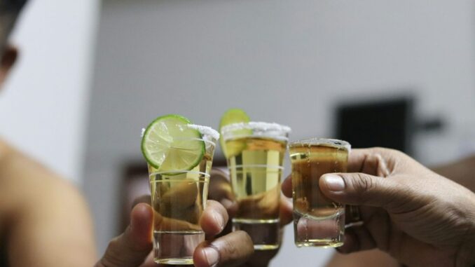Alertan por falsificación y adulteración de tequila vendido en línea