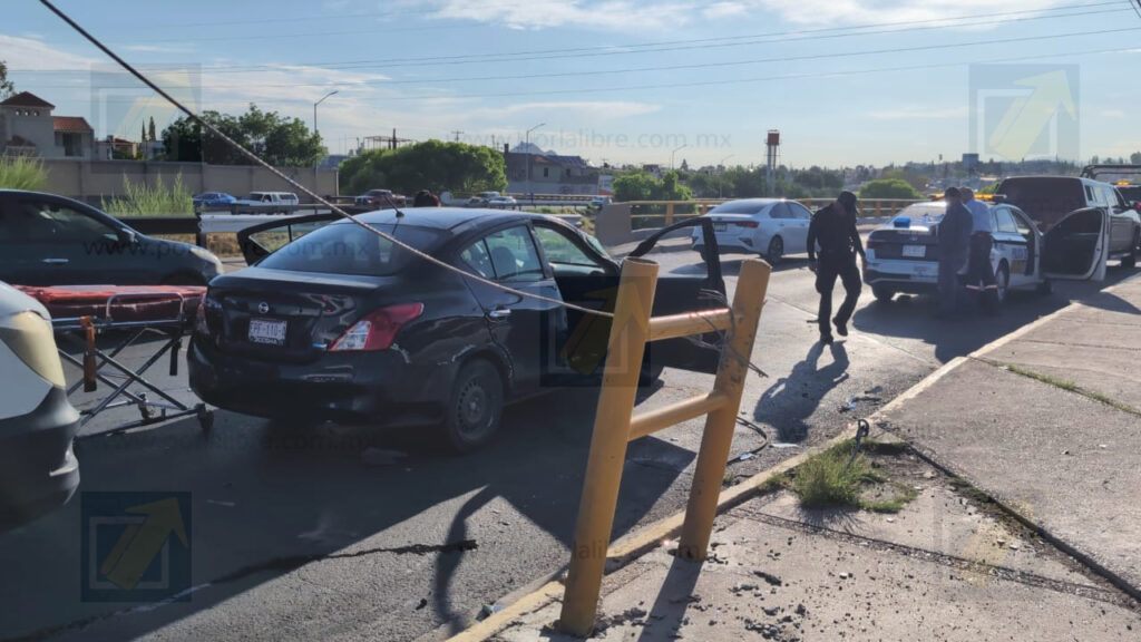 Vuelca tras fuerte choque en prolongación Teófilo Borunda; conductora resulta lesionada