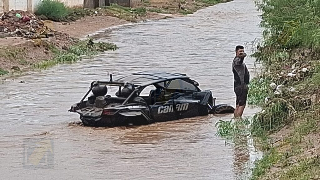 Joven queda atrapado en arroyo tras intentar cruzar en un vehículo todo terreno