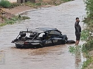 Joven queda atrapado en arroyo tras intentar cruzar en un vehículo todo terreno