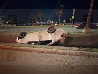 Conductor vuelca dentro de una canaleta en el Fuentes Mares y se va