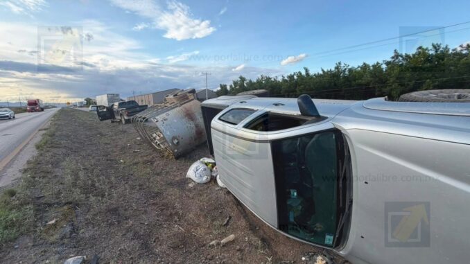 Conductor vuelca su camioneta en la carretera Chihuahua–Juárez; remolcaba una traila para caballos