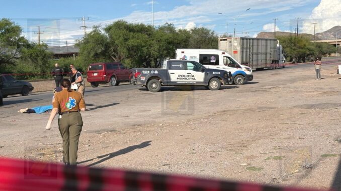 Asesinan a balazos a hombre que caminaba con su hijo en el boulevard Fuentes Mares
