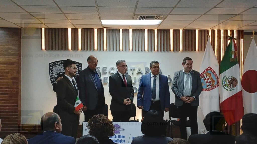 Despiden a egresados universitarios que se capacitarán en Japón