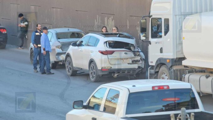 Choque múltiple en la Silvestre Terrazas: pipa de la JMAS provoca carambola que involucró a cinco vehículos