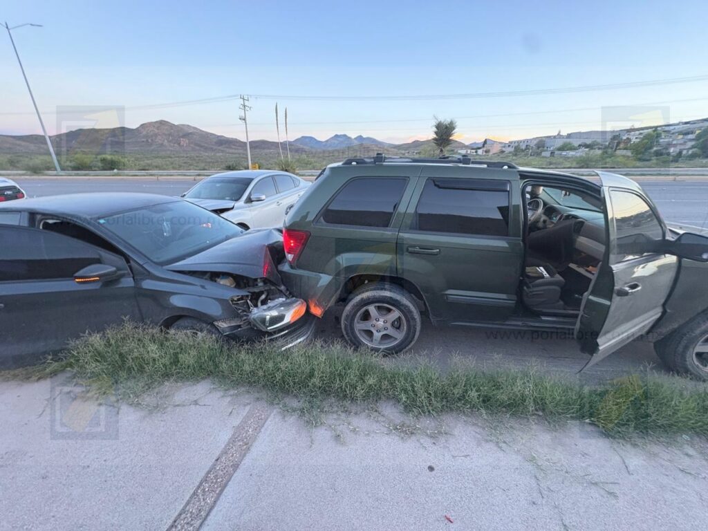 Conductora impacta dos vehículos detenidos por avería;  atropella al mecánico y a un conductor