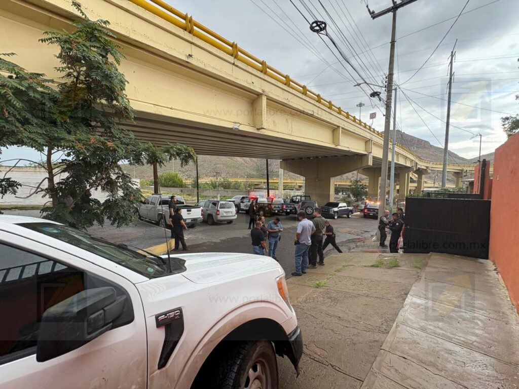 Hombre es atacado a balazos en su casa;  investigan presunta deuda