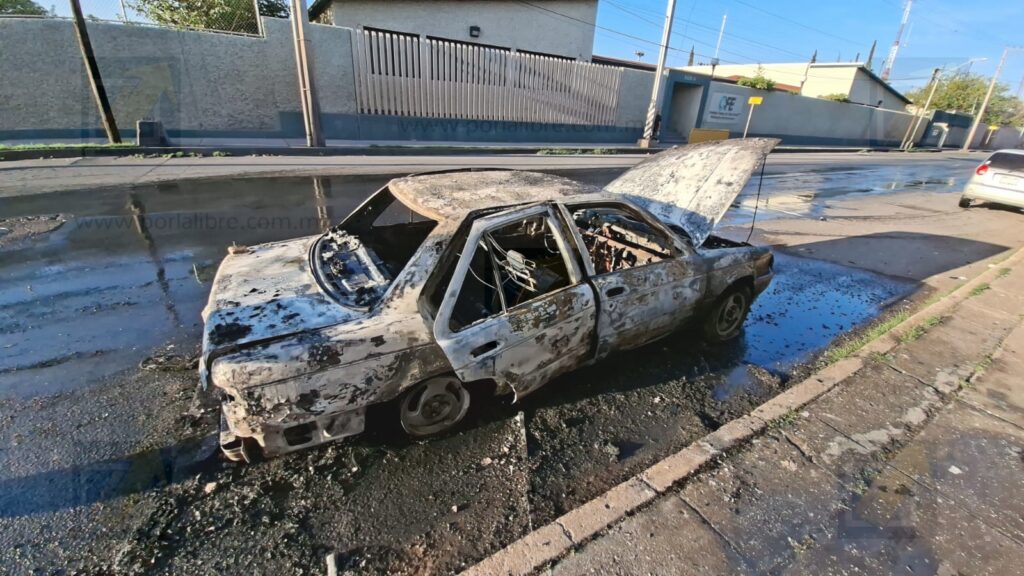 Incendio consume un vehículo por falla mecánica