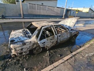 Incendio consume un vehículo por falla mecánica