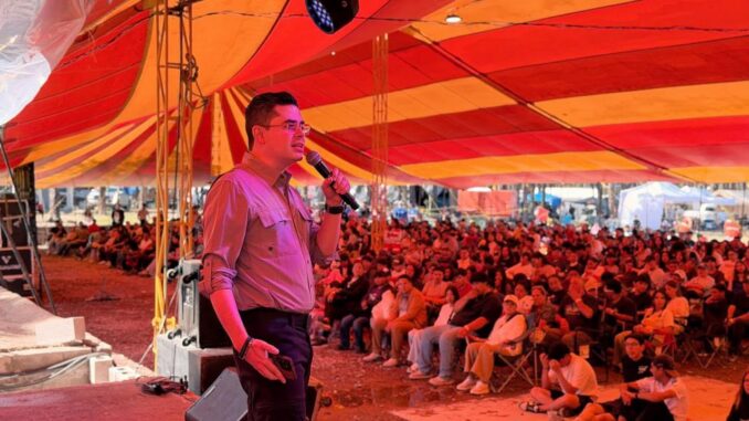 Rafa Loera brinda mensaje a más de 5 mil jóvenes a fortalecer su liderazgo y luchar por sus convicciones