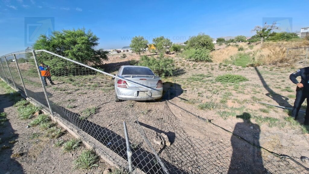 Conductor abandona su vehículo tras accidente en la vialidad Sacramento