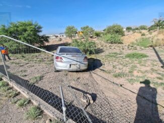 Conductor abandona su vehículo tras accidente en la vialidad Sacramento