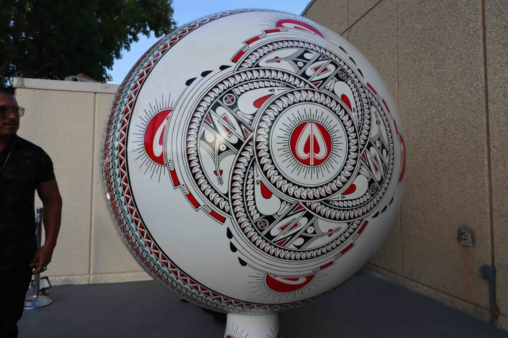 Develan Esfera Monumental de Mata Ortiz en Consulado General de México en El Paso