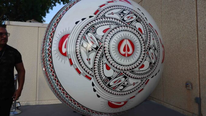 Develan Esfera Monumental de Mata Ortiz en Consulado General de México en El Paso