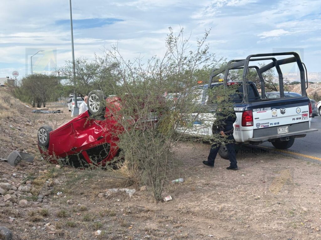 Volcadura tras choque provoca caos vial en la carretera Chihuahua-Aldama