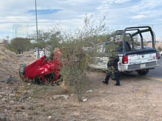Volcadura tras choque provoca caos vial en la carretera Chihuahua-Aldama