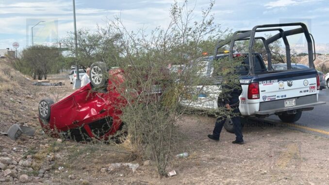 Volcadura tras choque provoca caos vial en la carretera Chihuahua-Aldama