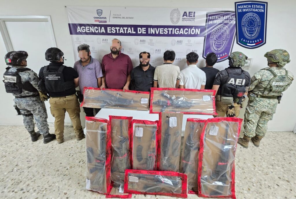 Detiene AEI y el Ejército a seis jóvenes en Aldama; aseguran 9 fusiles de asalto y dos trocas