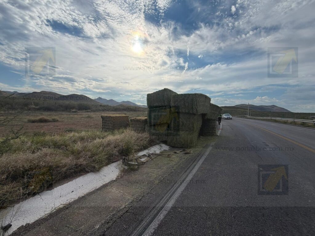 Carga de tráiler queda esparcida en las Curvas del Perico; descartan volcadura
