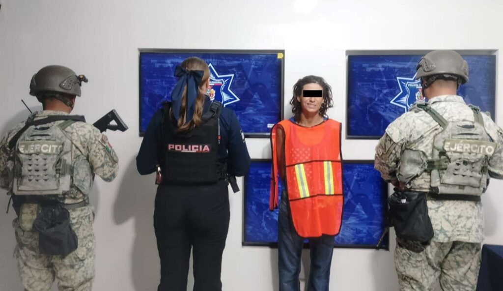 Arrestan a mujer con orden de aprehensión vigente
