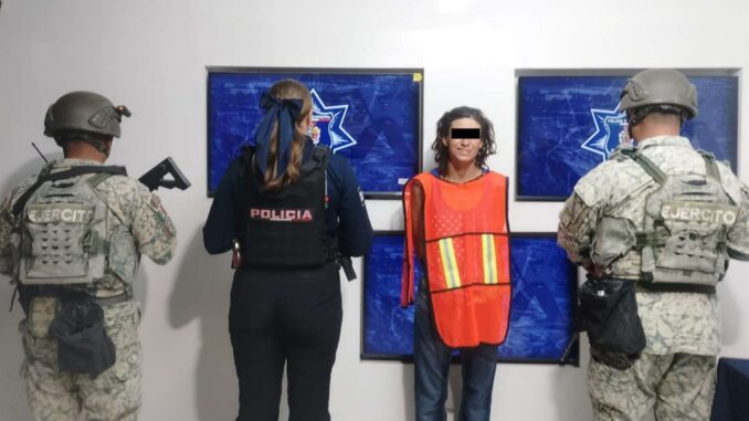 Arrestan a mujer con orden de aprehensión vigente