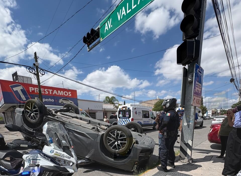Volcadura tras fuerte choque deja seis lesionados en avenida Vallarta