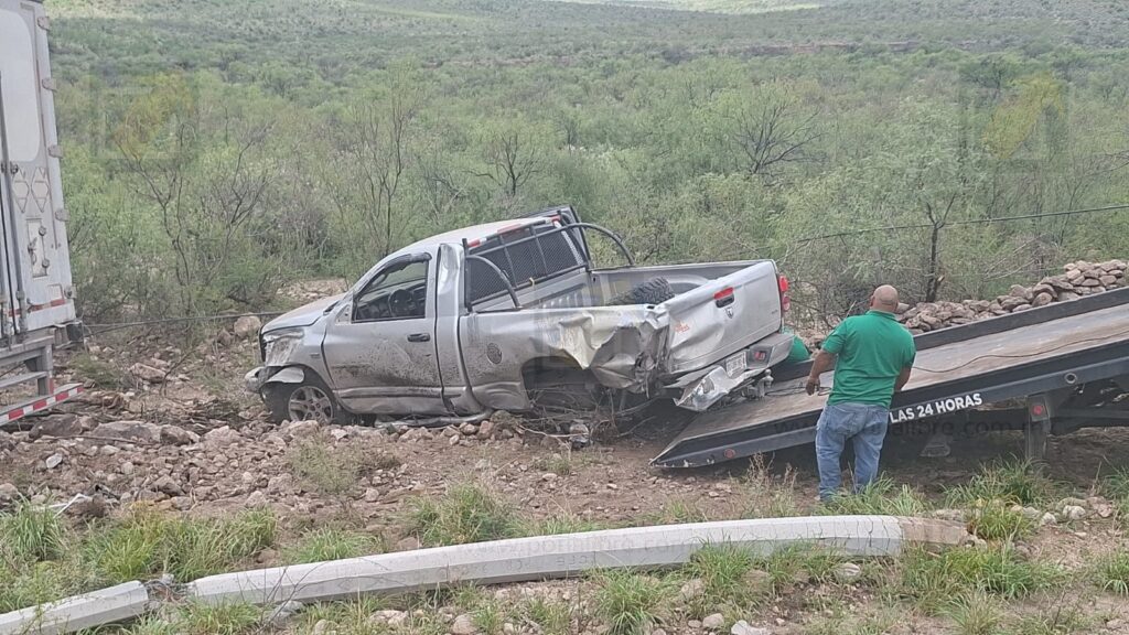 Trailero provoca accidente en carretera Chihuahua–Delicias y huye del lugar; conductor grave