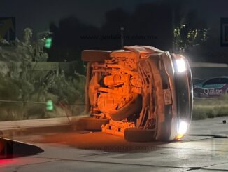 Conductor ebrio provoca volcadura tras chocar dos camionetas en la colonia Atenas