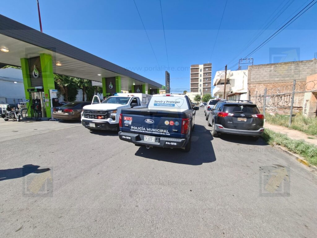 Localizan sin vida a hombre frente a gasolinera en El Bajo