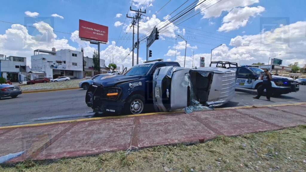 Patrulla municipal choca y provoca volcadura de una camioneta en la avenida De la Juventud