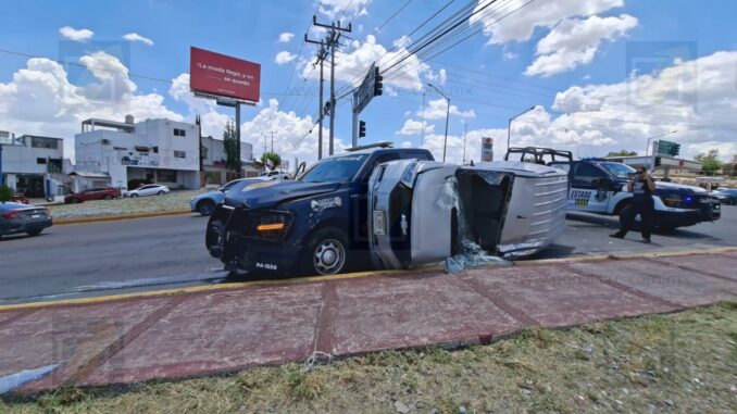 Patrulla municipal choca y provoca volcadura de una camioneta en la avenida De la Juventud