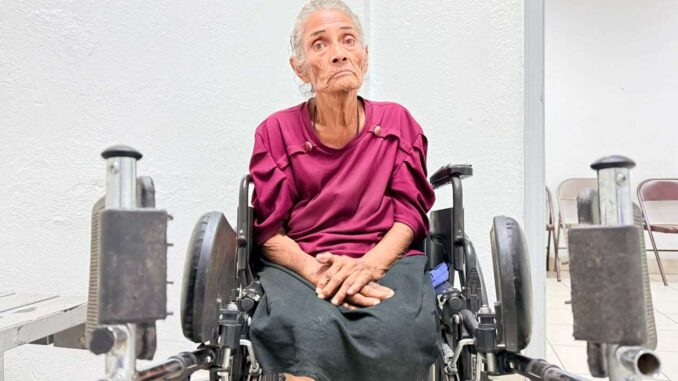 Piden apoyo para encontrar a familia de mujer extraviada