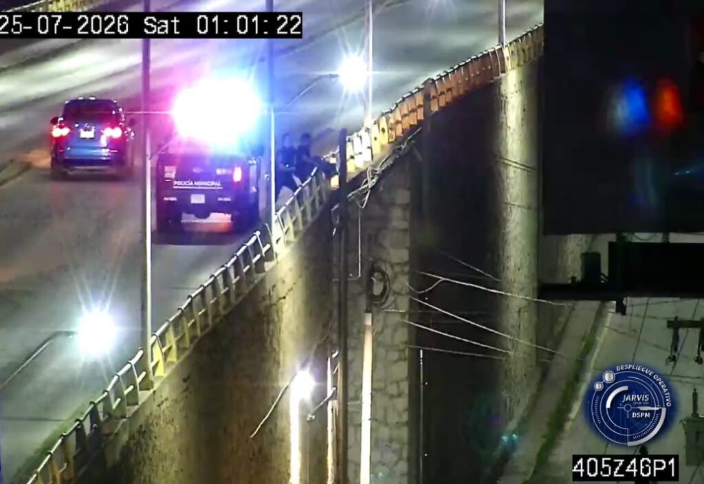 Policía Municipal evita que hombre se @rroj€ de un puente