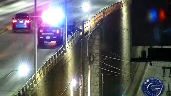Policía Municipal evita que hombre se @rroj€ de un puente