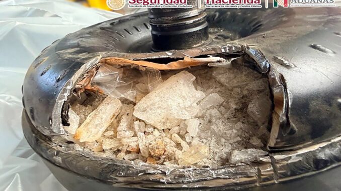 Descubren tres kilos de presunta metanfetamina en aeropuerto de Toluca