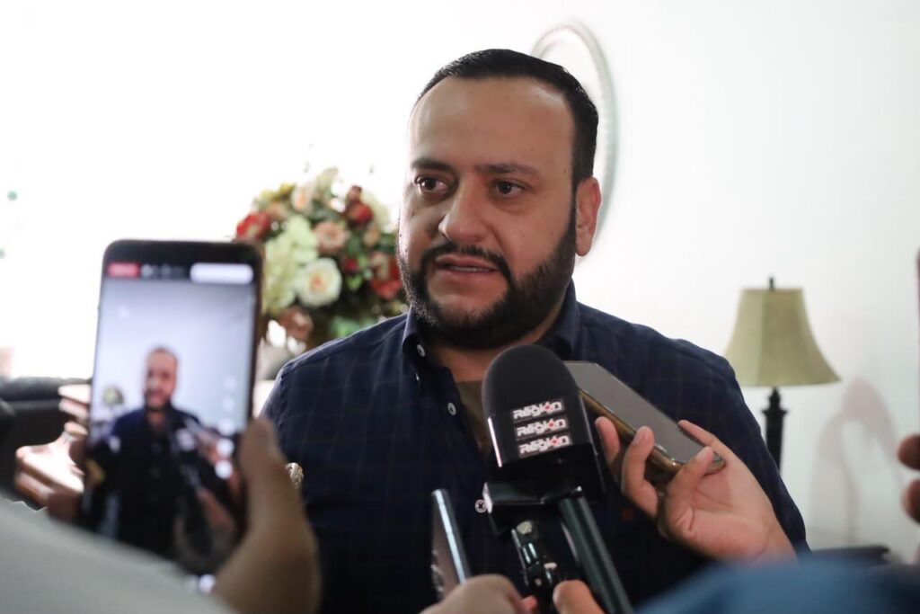 Arturo Medina equipará aulas de Jicapore; la educación no puede esperar, menos en Guadalupe y Calvo afirma