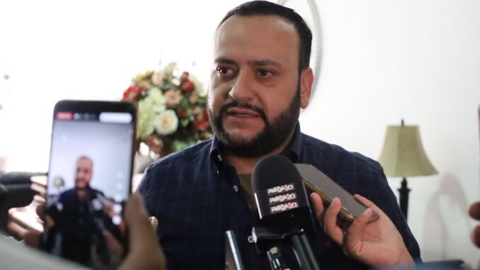 Arturo Medina equipará aulas de Jicapore; la educación no puede esperar, menos en Guadalupe y Calvo afirma