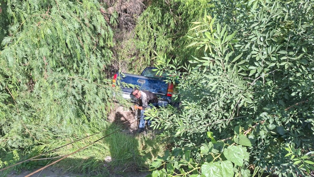 Conductora ilesa tras caer en arroyo de 8 metros de profundidad en colonia Ramón Reyes