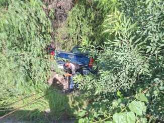 Conductora ilesa tras caer en arroyo de 8 metros de profundidad en colonia Ramón Reyes