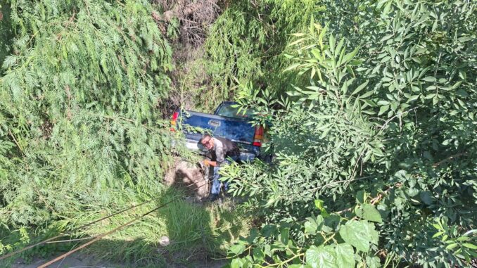 Conductora ilesa tras caer en arroyo de 8 metros de profundidad en colonia Ramón Reyes