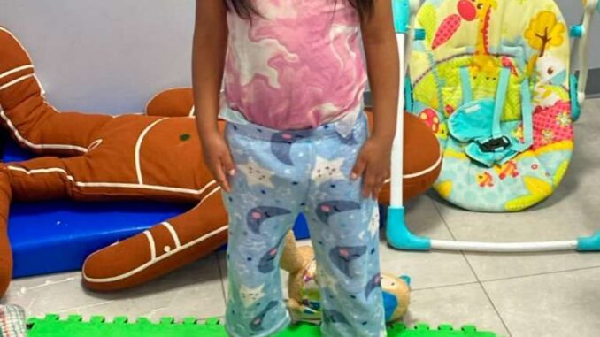 Piden apoyo para encontrar a familia de niña extraviada
