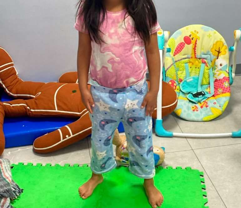 Piden apoyo para encontrar a familia de niña extraviada