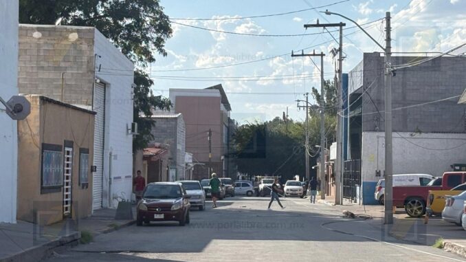 Tráiler arrasa con postes y deja sin luz e internet a varias cuadras; conductor huye