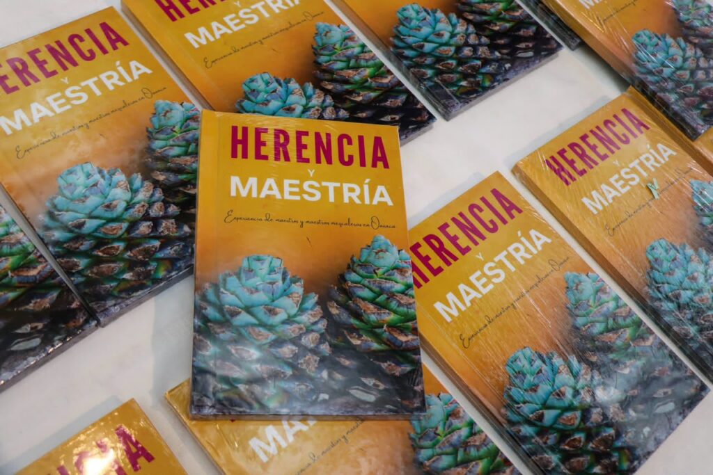 Presentan libro que rescata el legado de 44 maestras y maestros mezcaleros y reaviva el llamado para revisar el IEPS